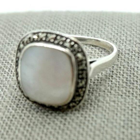 VINTAGE Sterling Silver Mother Of Pearl & Marcasite LADIES’ Cocktail Ring~6.5 - Picture 9 of 9